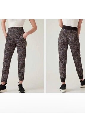 Athleta Trekkie North Joggers in Kinetic Abstract